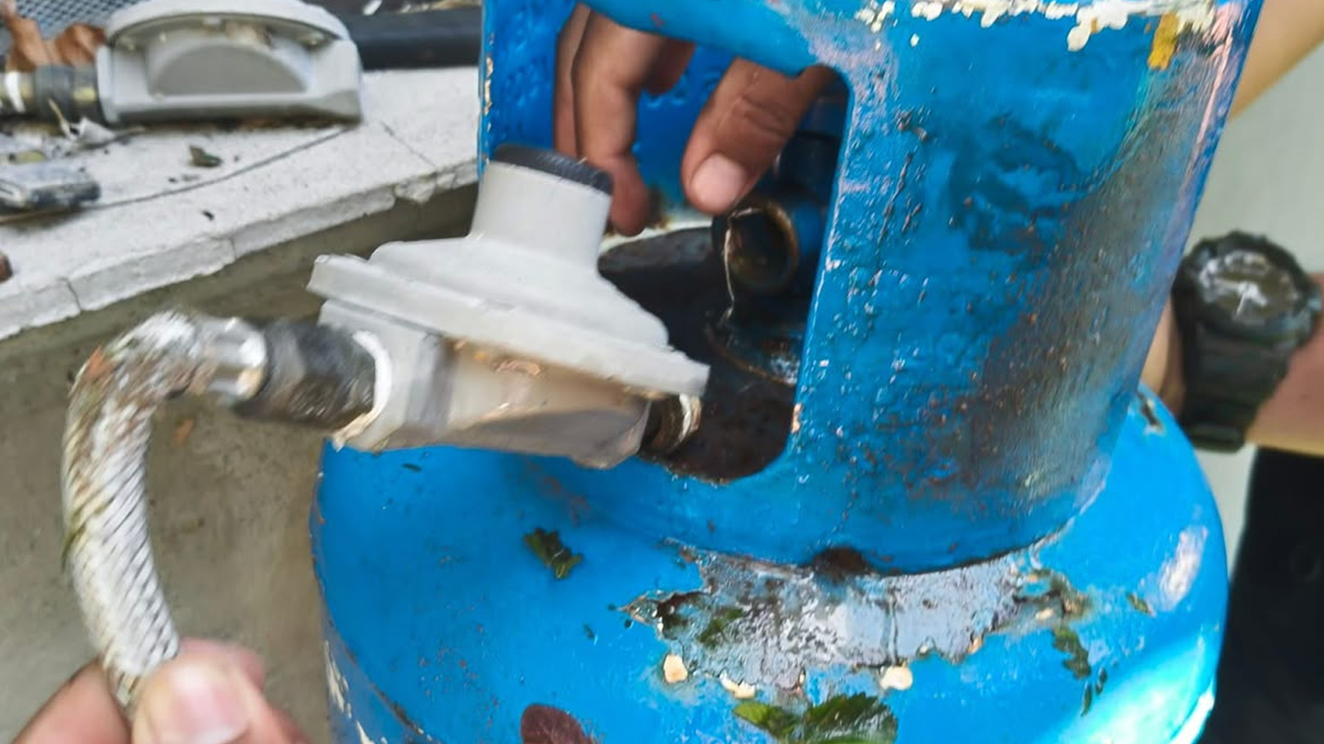 RETIRAN AL MENOS 20 CILINDROS DE GAS LP EN HOGARES DEL SUR DE MORELOS POR REPRESENTAR UN RIESGO